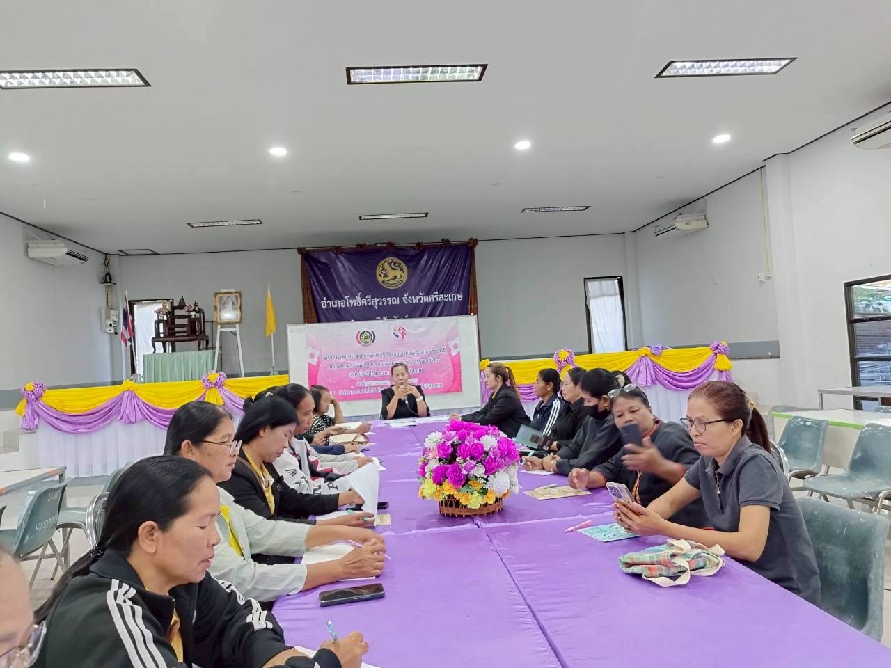 พช.โพธิ์ศรีสุวรรณ จัดโครงการเพิ่มประสิทธิภาพการปฏิบัติงานกองทุนพัฒนาบทบาทสตรีแก่กลไกการขับเคลื่อนกองทุนพัฒนาบทบาทสตรีระดับอำเภอ