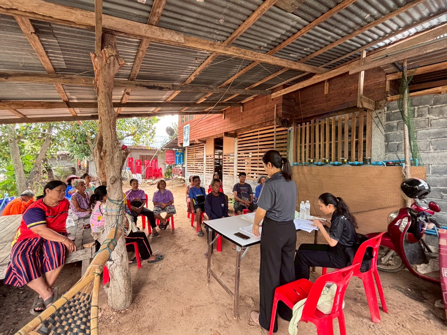 พช.อำเภอโพธิ์ศรีสุวรรณ ลงพื้นที่ติดตามการดำเนินงานโครงการแก้ไขปัญหาความยากจน (กข.คจ.)