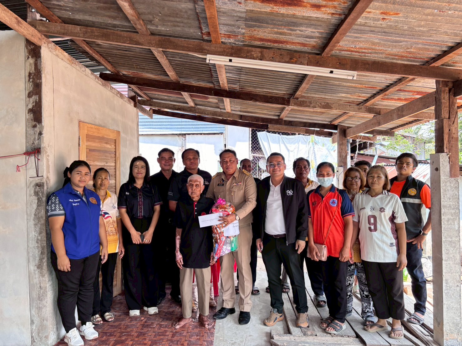 พช.อำเภอโพธิ์ศรีสุวรรณ ร่วมมอบเงินเเก่ผู้ยากไร้ โครงการเเล่นเอาบุญ ปี 2569