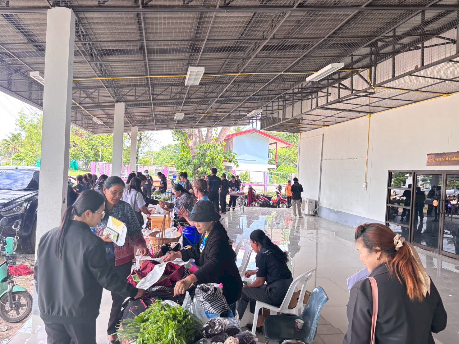 พช.อำเภอโพธิ์ศรีสุวรรณ ร่วมกิจกรรม “ตลาดไทยช่วยไทย” ส่งเสริมเศรษฐกิจชุมชนและกระตุ้นเศรษฐกิจฐานราก