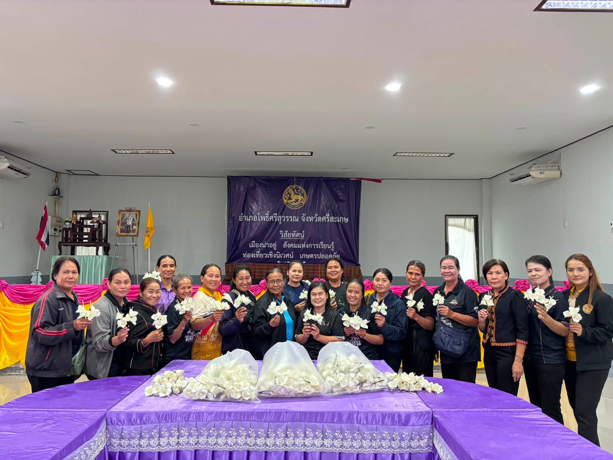 พช.อำเภอโพธิ์ศรีสุวรรณ ร่วมกับเครือข่ายสตรีอำเภอโพธิ์ศรีสุวรรณ ประดิษฐ์ดอกไม้จันทน์ 