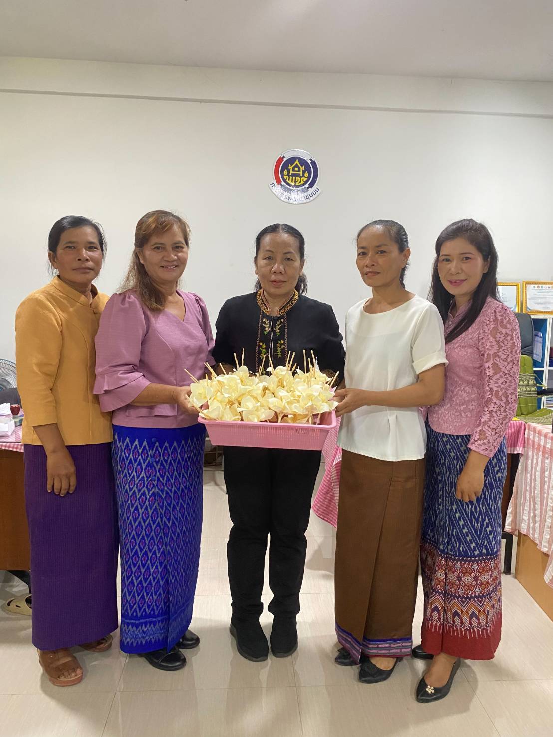 พช.โพธิ์ศรีสุวรรณ รับมอบดอกมไม้จันทน์  ณ สำนักงานพัฒนาชุมชนอำเภอโพธิ์ศรีสุวรรณ