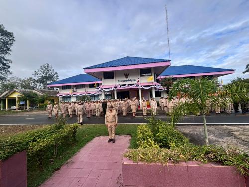 พช.โพธิ์ศรีสุวรรณ ร่วมกิจกรรมเคารพธงชาติ ก่อนการประชุมประจำเดือน